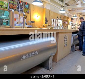 DigBrew bar area & Pumps, Dig Brew Co, 43 River St, Deritend, Digbeth, Birmingham, West Midlands, Inghilterra, Regno Unito, B5 5SA Foto Stock