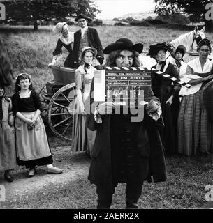 GEORGE DEVINE come scudiero Allworthy (nel carrello) e Hugh Griffith come scudiero occidentale (Azienda) clapperboard sul set candide sulla posizione di ripresa TOM JONES 1963 direttore Tony Richardson sceneggiatura John Osborne romanzo Henry Fielding Woodfall Film Productions / United Artists Foto Stock