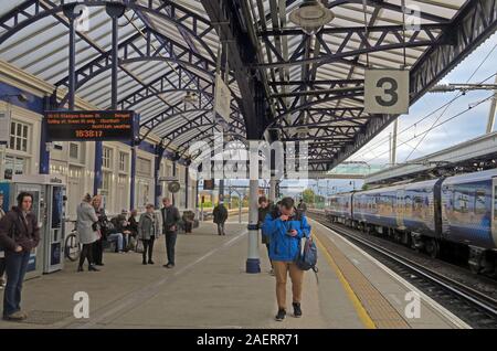 Binario 3, sulla stazione ferroviaria di Stirling , Goosecroft Road , Stirling , Stirlingshire, Scozia, Regno Unito, FK8 1PF Foto Stock