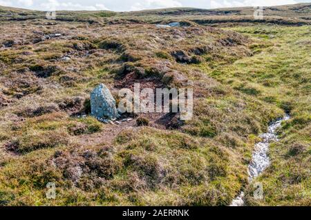 Marcatura di pietra il luogo di sepoltura di Gunnister Man a Gunnister in Northmavine, Shetland. I dettagli nella descrizione. Foto Stock