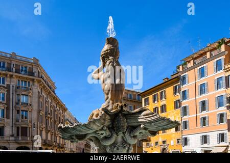 La fontana del Tritone in piazza Barberini a Roma Italia, in rappresentanza di Triton, metà uomo e metà pesce, soffiando il suo corno di calmare le acque Foto Stock