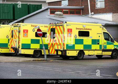 Londra ambulanze sono visto parcheggiato al di fuori di una zona est di Londra ospedale. Foto Stock