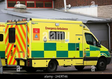 Un ambulanza di Londra è visto parcheggiato al di fuori di una zona est di Londra ospedale. Foto Stock