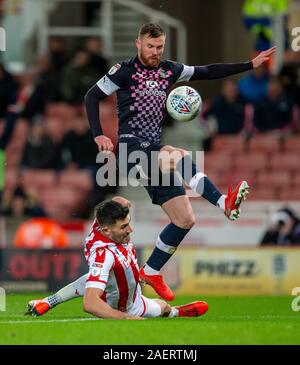 Il 10 dicembre 2019; Bet365 Stadium, Stoke, Staffordshire, Inghilterra; Campionato inglese di calcio, Stoke City contro il centro di Luton; Ryan Tunnicliffe di Luton è affrontato da Danny Batth di Stoke City - rigorosamente solo uso editoriale. Nessun uso non autorizzato di audio, video, dati, calendari, club/campionato loghi o 'live' servizi. Online in corrispondenza uso limitato a 120 immagini, nessun video emulazione. Nessun uso in scommesse, giochi o un singolo giocatore/club/league pubblicazioni Foto Stock