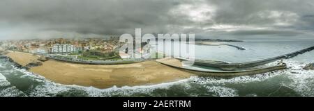 Vista aerea del Duero de Foz alla foce del fiume Duero come esso fluisce nell'oceano Atlantico con Forte de Sao Joao Baptista proteggendo l'ingresso Foto Stock