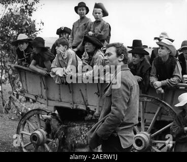 JOHN OSBORNE sul set candide sulla posizione di ripresa TOM JONES 1963 direttore Tony Richardson sceneggiatura John Osborne romanzo Henry Fielding Woodfall Film Productions / United Artists Foto Stock