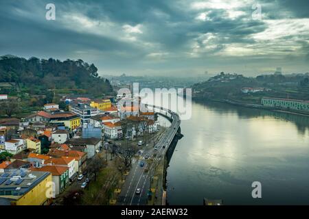 Lunedì mattina inverno vista aerea del porto con il fiume Duoro e colorate case sotto il cielo cupo Foto Stock