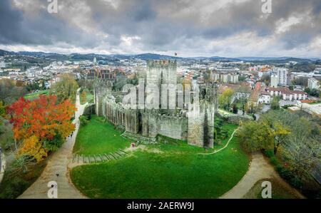 Antenna vista panoramica del castello di Guimaraes in Portogallo con drammatica sky Foto Stock