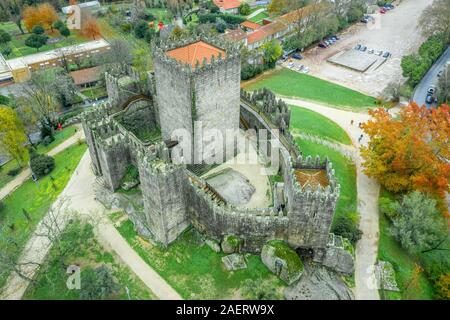 Antenna vista panoramica del castello di Guimaraes in Portogallo con drammatica sky Foto Stock