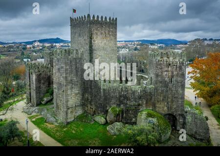 Antenna vista panoramica del castello di Guimaraes in Portogallo con drammatica sky Foto Stock