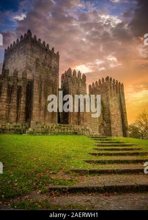 Antenna vista panoramica del castello di Guimaraes in Portogallo con drammatica sky Foto Stock