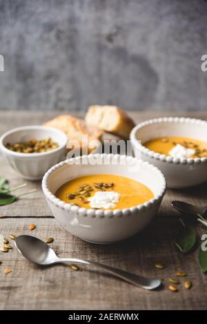 Close up di bocce di zucca zuppa su tavola in legno rustico. Foto Stock