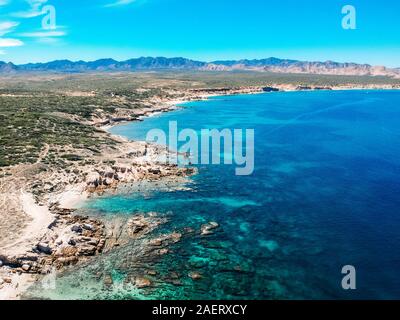 Antenna fuco shot della barriera corallina e delle montagne del deserto Baja California Foto Stock