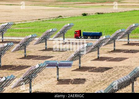 Foto voltaico pannelli nella parte di Solucar complesso solare di proprietà di Abengoa energia, a Sanlucar La Mayor, Andalusia. Il sito è la torre solare, p Foto Stock