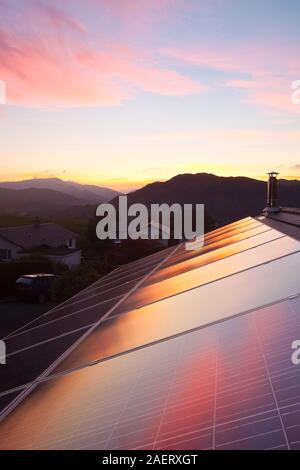 Tramonto su una casa a Ambleside, Lake District UK, con un 3.8 Kw solare pannello elettrico sistema sul tetto. Foto Stock