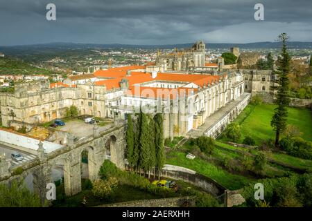 Vista aerea di Tomar Convento di Cristo e acquedotto vicino al castello dei templari in Portogallo Foto Stock