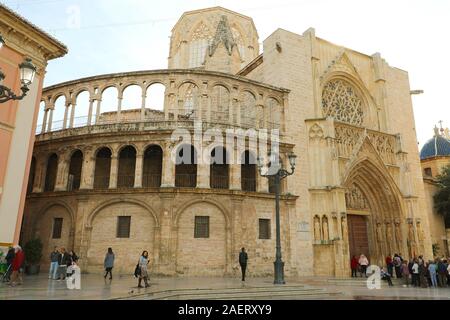 VALENCIA, Spagna - NOVEMER 27, 2019: Cattedrale di Valencia con i turisti in gita, Spagna Foto Stock