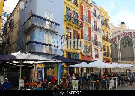 VALENCIA, Spagna - 27 novembre 2019: turisti a pranzo in ristoranti all'aperto Mercat Central (mercato centrale piazza del centro cittadino di Valencia, Spagna Foto Stock