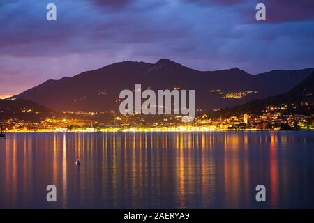 Salo, Italia, bel tramonto sopra acqua sul Lago di Garda Foto Stock