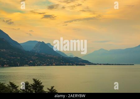 Barbarano di Salò, Italia, bel tramonto sopra acqua sul Lago di Garda Foto Stock