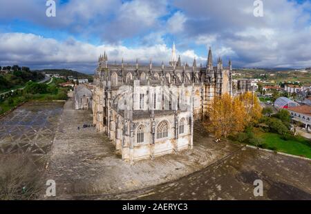 Vista aerea del Monastero di Batalha e la cattedrale gotica votato una delle sette meraviglie del Portogallo sito Patrimonio Mondiale dell'UNESCO Foto Stock