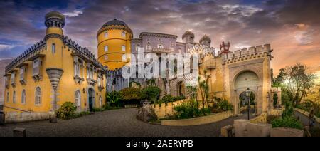 Favola colorata pena nel Palazzo di Sintra con drammatica Cielo di tramonto di una delle sette meraviglie del Portogallo Foto Stock