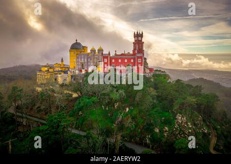 Vista aerea di rosso giallo blu pena nel Palazzo di Sintra Portogallo votato una delle 7 meraviglie del Portogallo Foto Stock