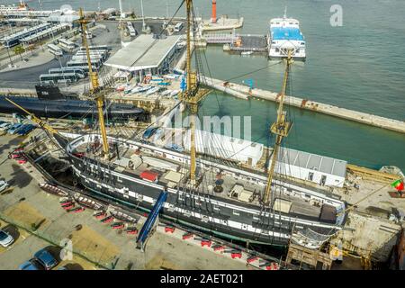 Vista aerea di Fragata D. Fernando II e Glória corazzata barca a vela ormeggiata a secco di Lisbona con il barracuda sottomarino in background Foto Stock