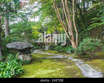 Giardino giapponese, rocce, ishidoro lanterna di pietra, coperte di muschio Terreno, trampolino percorso di Furoan hermitage, Garyusanso, Ozu Ehime Shikoku Giappone Foto Stock