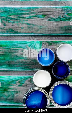 Preparazione per il restauro della scatola di legno con una spazzola e aprire le lattine di vernice blu Foto Stock