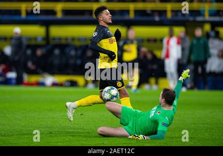 Dortmund, Germania. Decimo Dec, 2019. Calcio: Champions League, Borussia Dortmund - Slavia Praga, fase di gruppo, Gruppo F, 6° giornata al Signal Iduna Park. Praga portiere Ondrej Kolar (r) esce dall'obiettivo espugnato e arriva prima di Dortmund Sancho Jadon alla sfera. Credito: Guido Kirchner/dpa/Alamy Live News Foto Stock