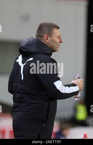 Stoke on Trent, Regno Unito. Decimo Dec, 2019. Il centro di Luton gestore Graeme Jones durante il cielo EFL scommessa match del campionato tra Stoke City e il centro di Luton a bet365 Stadium, Stoke-on-Trent, in Inghilterra il 10 dicembre 2019. Foto di Jurek Biegus. Solo uso editoriale, è richiesta una licenza per uso commerciale. Nessun uso in scommesse, giochi o un singolo giocatore/club/league pubblicazioni. Credit: UK Sports Pics Ltd/Alamy Live News Foto Stock