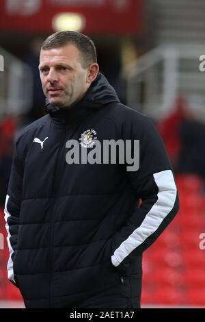 Stoke on Trent, Regno Unito. Decimo Dec, 2019. Il centro di Luton gestore Graeme Jones durante il cielo EFL scommessa match del campionato tra Stoke City e il centro di Luton a bet365 Stadium, Stoke-on-Trent, in Inghilterra il 10 dicembre 2019. Foto di Jurek Biegus. Solo uso editoriale, è richiesta una licenza per uso commerciale. Nessun uso in scommesse, giochi o un singolo giocatore/club/league pubblicazioni. Credit: UK Sports Pics Ltd/Alamy Live News Foto Stock