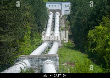 Metallo tubi di acqua della centrale idroelettrica Foto Stock