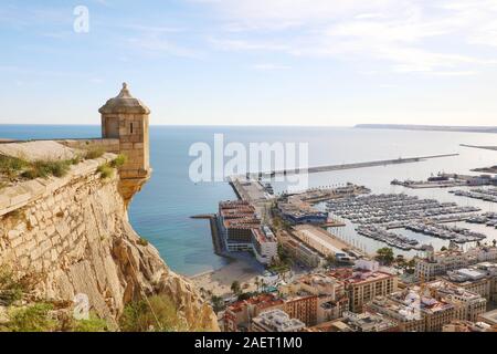 Castello di Santa Barbara con panoramica vista aerea di Alicante famosa città turistica in Costa Blanca, Spagna Foto Stock