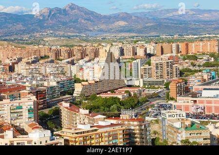 ALICANTE, Spagna - 29 novembre 2019: Castello di Santa Barbara e la città di Alicante, Spagna Foto Stock