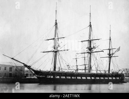 HMS Liverpool, 1861 in Bermuda o Barbados, lei era un quarto di tasso di fregate della Royal Navy. Lei è stato ordinato il 31 marzo 1855, ma la costruzione non ha inizio fino al 14 novembre 1859 e fu lanciato a Devonport Dockyard il 30 ottobre 1860, nello stesso anno in cui il famoso ferro-private del picciolo Warrior è stato lanciato. Foto Stock