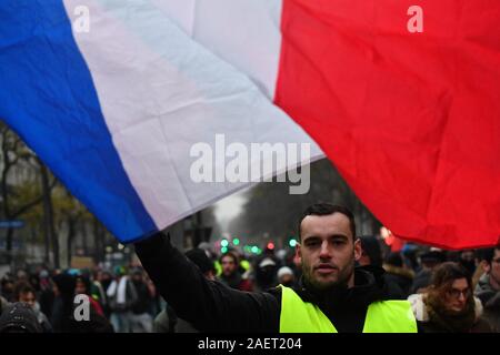 *** Strettamente NESSUNA VENDITA A MEDIA FRANCESI O EDITORI.Dicembre 05, 2019 - Parigi, Francia: decine di migliaia di persone si riuniscono per protestare contro il governo francese la pensione del piano di riforma. Foto Stock