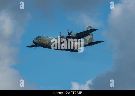 Una C-130H Hercules assegnato all'aria giapponese Forza di Autodifesa scende a basso costo, pacchetto Low-Altitude come parte del funzionamento di caduta di Natale 2019 presso Andersen Air Force Base, Guam, 8 dicembre, 2019. OCD è un quadrilatero missione di formazione progettate per fornire C-130 equipaggi DA PARTE DEGLI STATI UNITI Air Force, Giapponese Aria forza di autodifesa, Royal Australian Air Force, e Royal New Zealand Air Force la possibilità di forniture di airdrop su unsurveyed drop zone in tutto il Pacifico. (U.S. Air Force photo by Staff Sgt. Kyle Johnson) Foto Stock