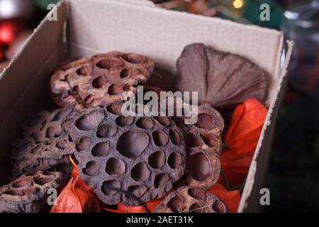 Close-up di casella di fatti in casa con dettagli decorativi per la decorazione di mazzi di fiori e ghirlande, il fuoco selettivo Foto Stock