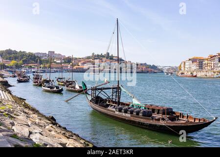 Rabelo, imbarcazioni tradizionali che una volta trasportato barili di vino di Porto giù il fiume Douro a Porto per l'esportazione. Ogni casa del vino mantiene la sua propria barca Foto Stock