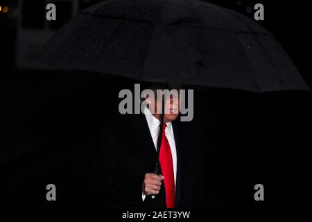 Washington, Stati Uniti d'America. Decimo Dec, 2019. Presidente Donald Trump parla con i membri dei media prima di salire a bordo di un Marine dal South Lawn della Casa Bianca sul dicembre 10, 2019 a Washington, DC., per un viaggio ad Hershey, PA (foto di Oliver Contreras/SIPA USA) Credito: Sipa USA/Alamy Live News Foto Stock