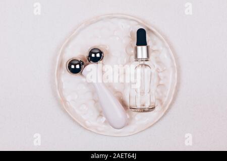 Massaggio viso kit. Rullo di viso e gua sha massaggiatore realizzato da pietre naturali. Foto Stock