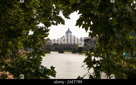 Il fiume Tevere a Roma e il Vaticano Foto Stock