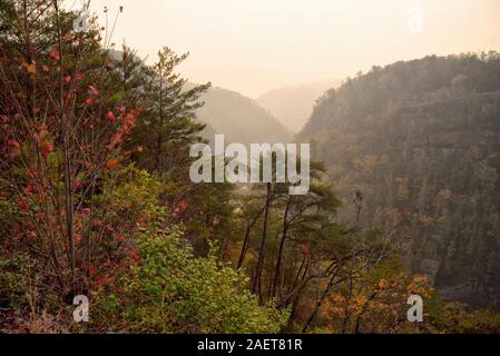 Wildfire fuma inquina il cielo provocando luce insolita e colori. Girato a Tallulah Gorge cade la Georgia USA nei Monti Appalachi. Foto Stock