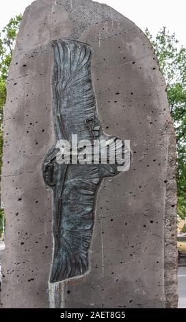 Melbourne, Australia - 16 Novembre 2009: primo piano dello scheletro di uccello ad ali spiegate su grigio menhir nel verde parco. Foto Stock