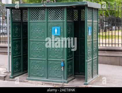 Melbourne, Australia - 16 Novembre 2009: Closeup di verde scuro maschio storico toilette pubblica nel parco. Foto Stock