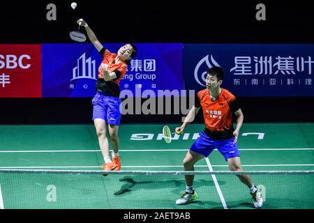 Ren Xiaoyu e Zhou Chaomin della Cina prendere la palla contro Kouhei Gondou e Ayane Kurihara del Giappone per il primo round del doppio misto di Fuzhou mento Foto Stock