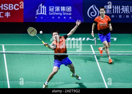 Ren Xiaoyu e Zhou Chaomin della Cina prendere la palla contro Kouhei Gondou e Ayane Kurihara del Giappone per il primo round del doppio misto di Fuzhou mento Foto Stock