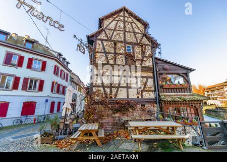 Tradizionali tipiche case a graticcio in La Petite France di Strasburgo, Alsazia, Francia Foto Stock